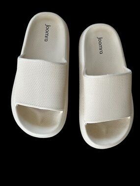 NWOT Joomra pillow slide in size 40-41 (size 9.5 US).